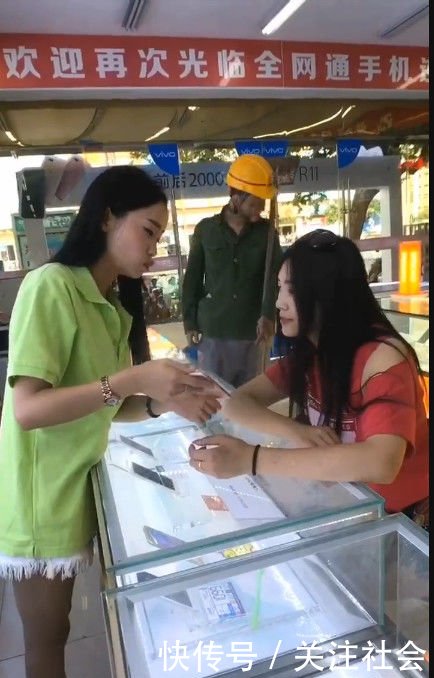 农民工来手机店被女孩瞧不起，接下来农民工的做法让人竖起大拇指