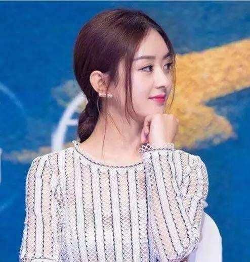 半丸子头已out了，今年流行这款发型，明星款清爽好看又有女人味