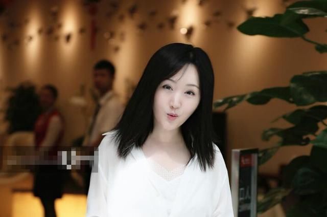 47岁杨钰莹一身白衣藏热裤，笑靥如花甜美少女风，网友:美成20岁