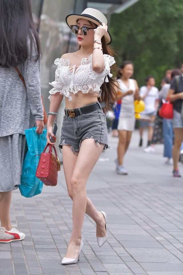 路人街拍，牛仔热裤很好的展现出了小姐姐迷人的大长腿