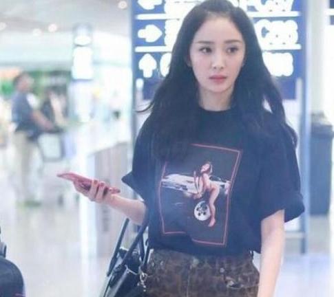 杨幂真会装，30多岁居然扎8岁小姑娘丸子头，网友：简直像换个人