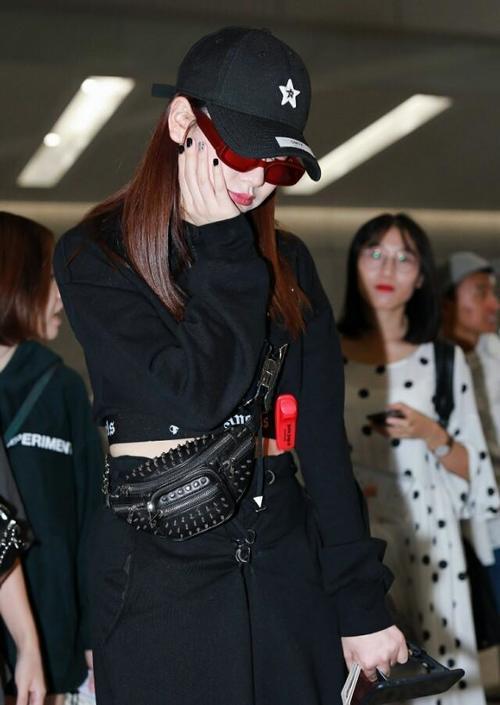 戚薇机场也开始秀腰了，一条大粗裤子裤腰却这么紧，穿的真叫酷