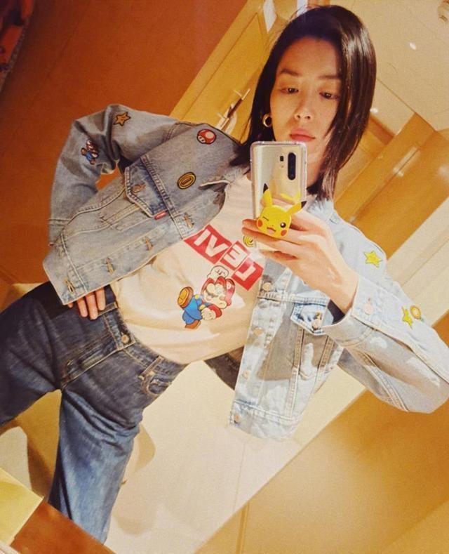 【衣品】刘雯衣品太高级,浅色牛仔夹克搭牛仔阔腿裤魅力四射,不愧是超模