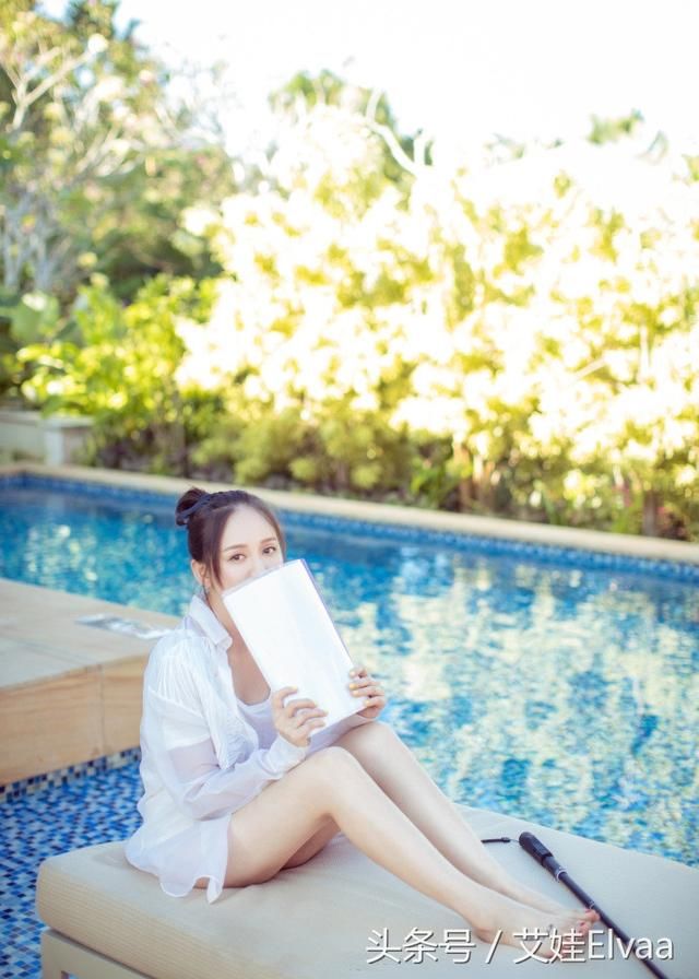 39岁无人敢娶，陈乔恩度假穿衬衫连衣裙颜值爆表，脚上文字很抢镜