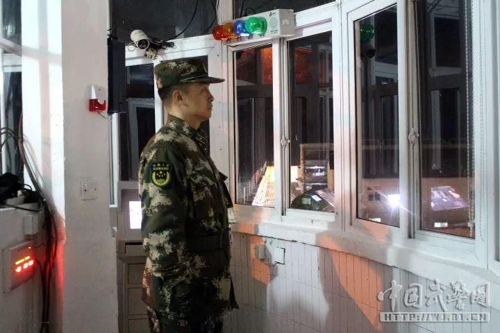 除夕夜，党员干部为祖国守岁，替战士“站岗上哨”