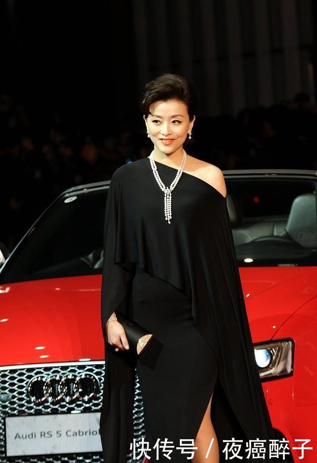 气质:杨澜有气质不显胖,穿修身黑礼服缺少曲线美,坐下不小心暴露腿粗