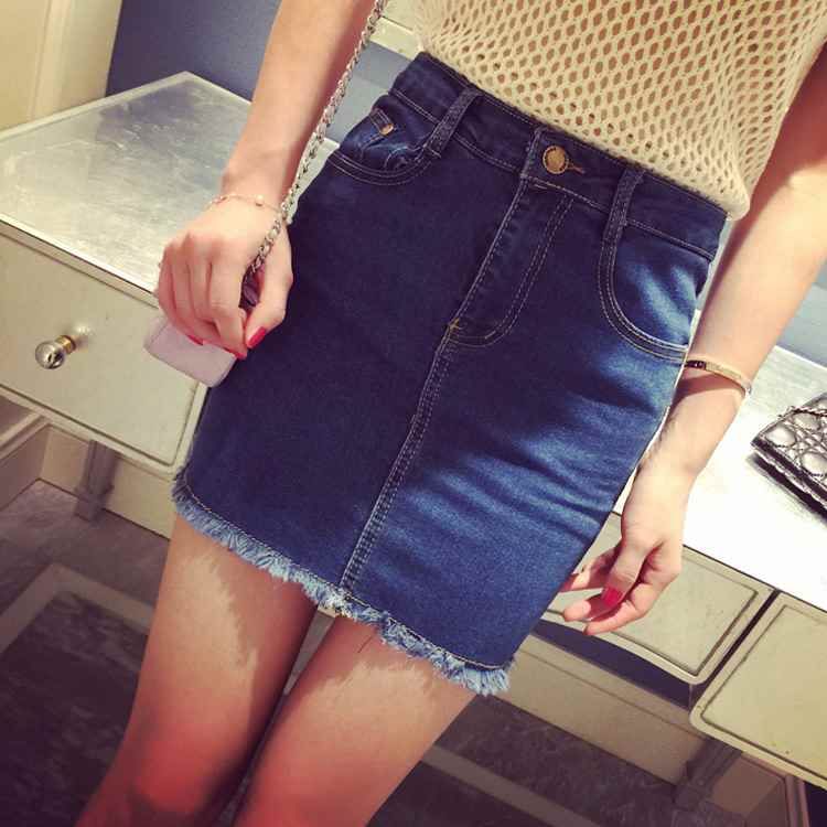 穿牛仔裤已过时了，现在流行直接穿的包臀裙，谁穿谁时髦