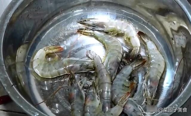 『虾仁』东北人的鸡蛋虾仁做法,蒸几分钟就上桌,吃一次想第二次