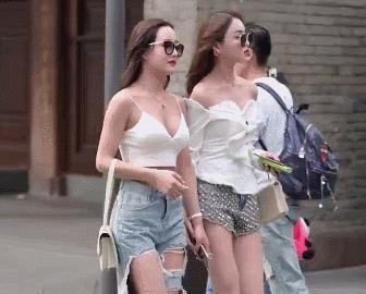 #小姐姐#街拍:小姐姐答应我,千万不要这样背包!