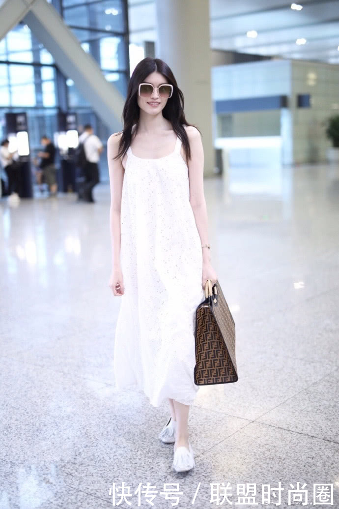 何穗穿件睡裙去机场,不想却被“胸骨”抢镜,网友:太瘦了!