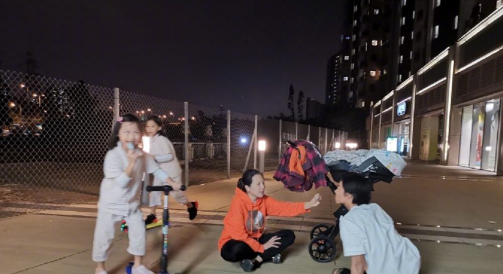 『三胎』张晋晒老婆贴心做饭视频,47岁蔡少芬生完3胎素颜出镜,模样憔悴惹人心疼