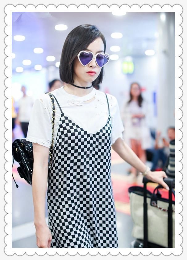 当宋茜和柳岩同穿吊带裙搭白T，网友:才知道气质并不是谁都有的