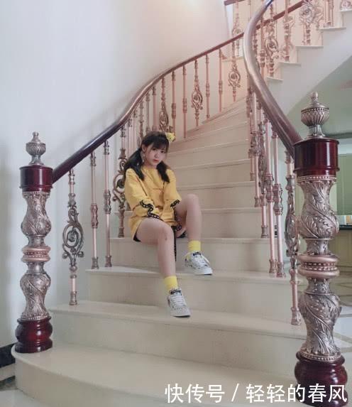 赖美云现机场高调“炫腹”，不料露出赘肉引尴尬，连外套都遮不住