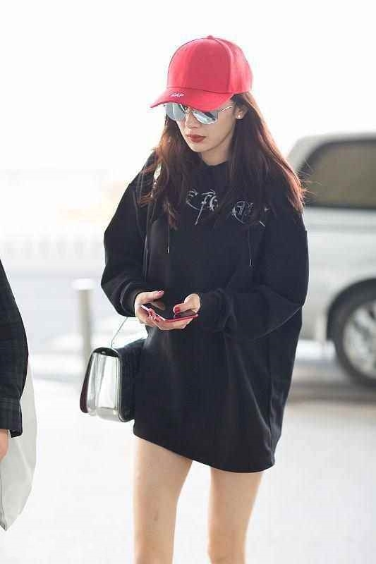 杨幂抹胸碰上苍井空，网友：我选苍井空因为她演的好！