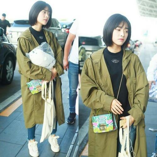 沈月机场终于穿短裤秀腿了，竟还搭配了一双高筒袜，更是毁全身