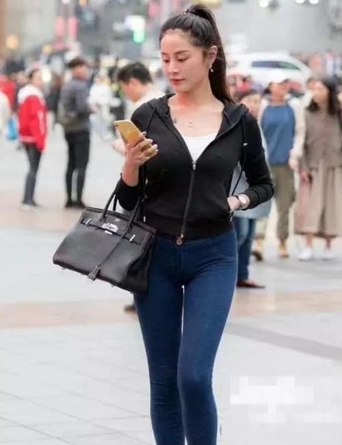  【风采】潮范儿女神来了，街拍：娇嫩丰盈的美女，一件格子上衣配黑色短裙，时尚风采迷人