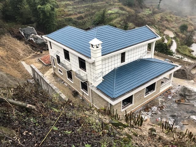  房盖■重庆刘先生回乡建洋楼，光挖机费就花了2万多，这房盖的有