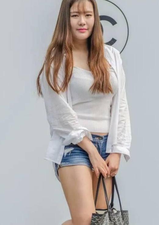 小姐姐的这条紧身牛仔裤，彰显女性美好曲线！