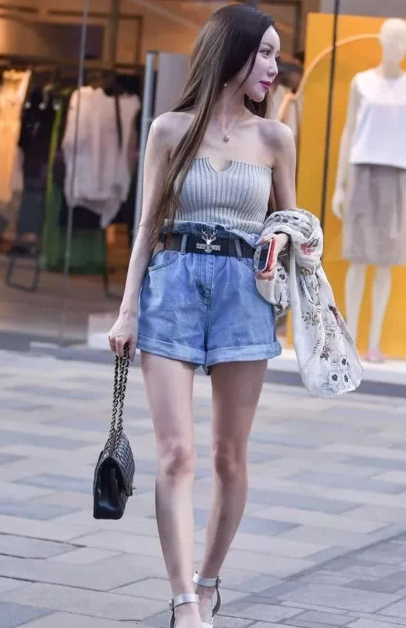气质小姐姐雪纺背心露精致锁骨，牛仔短裤的搭配成为了我心目中的