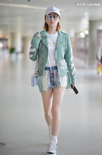 身穿五彩斑斓的连衣裙，景甜尽显凹凸有致的身材