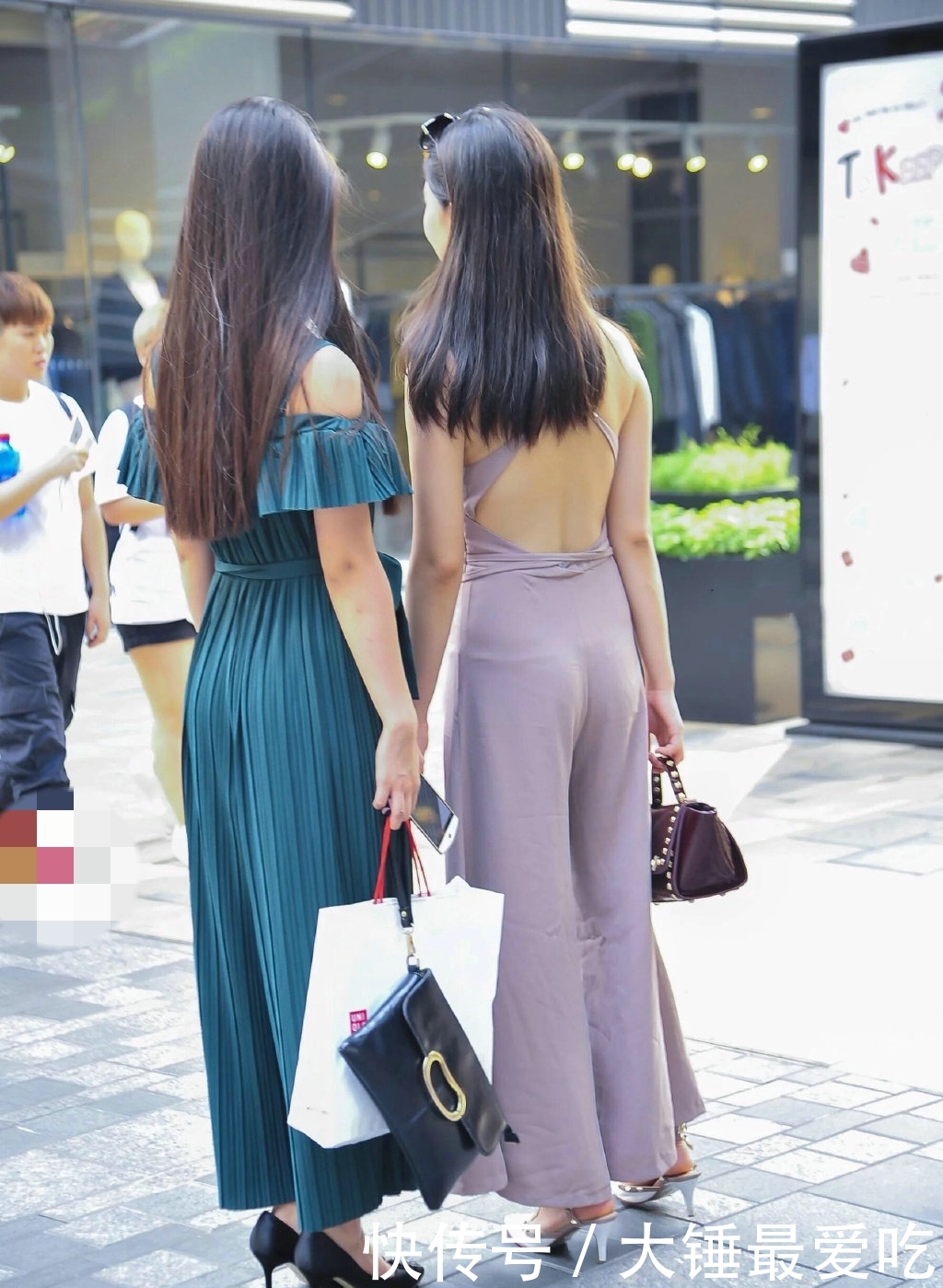 『漂亮』两位漂亮的美女,站立街头宛如一对姐妹花,性感优雅