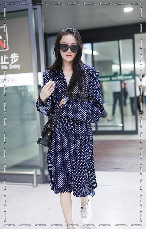 当王丽坤和张馨予同穿波点裙，网友：才知道邋遢和精致差距有多大