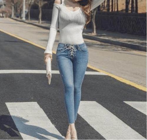 腿型这么美，怎么能没条牛仔裤的修饰