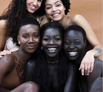 她是目前为止全球最黑的模特,涂上口红之后让人瞬间爱上了!