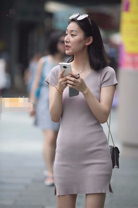 气质小姐姐包臀长裙尽显优雅气质，青春活力范儿吸睛无数