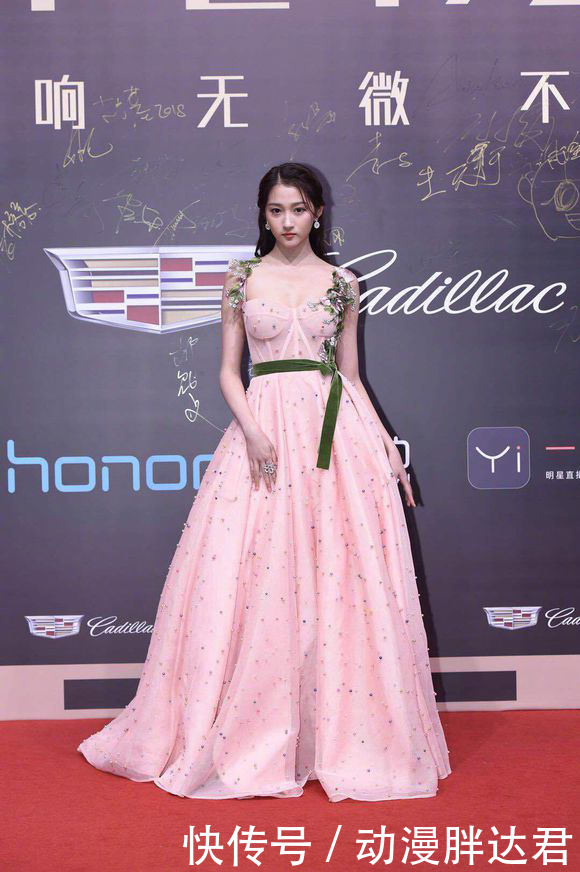 关晓彤真敢穿，吊带裙被吐槽有心机，网友：看的不好意思了