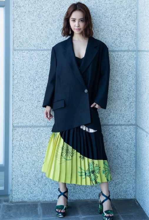 蔡依林学邓紫棋开始穿皮裤，显得腿比平时粗一半，难怪皮裤不能碰