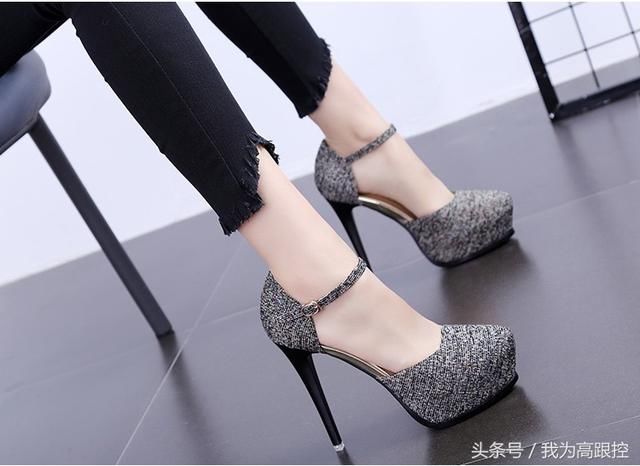 内置防水台与一字扣搭配的性感高跟鞋，即高挑又性感