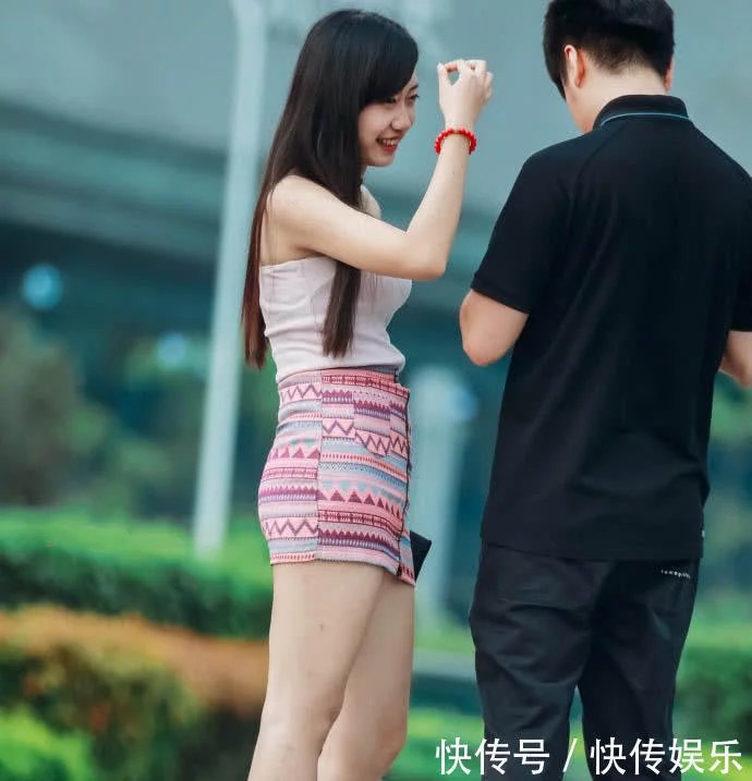 包臀短裙小姐姐身材苗条,抹胸包裹小身材玲珑有致