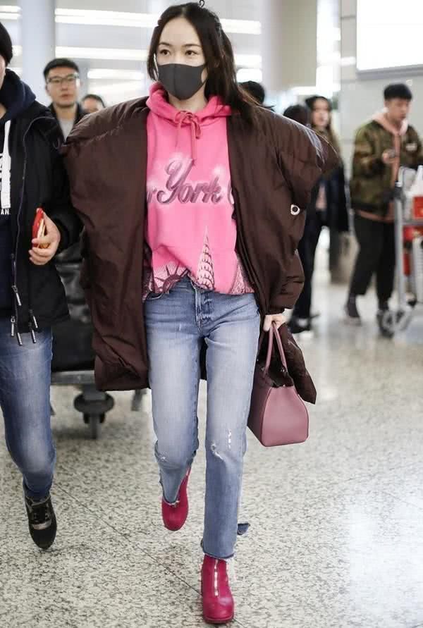 霍思燕厉害了！这么窄的裤头也能塞衬衫，网友：说明她很瘦！