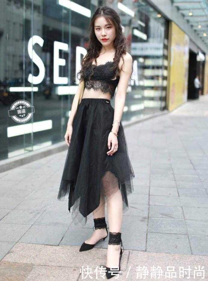 街拍: 薄纱裙出街的妹子, 上身穿的是什么?
