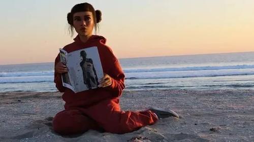 ins最红时尚博主竟是个假人？人类已经阻止不了她的脚步了...