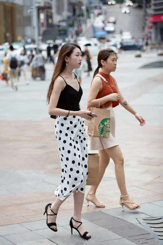 街拍路人，高跟鞋拖鞋和捆绑鞋的穿搭对比，很明显拖鞋更舒适