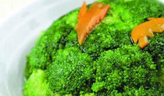  『西兰花』炒西兰花时应该先焯水还是直接炒？都错了！大厨：教你一招味道绝了！