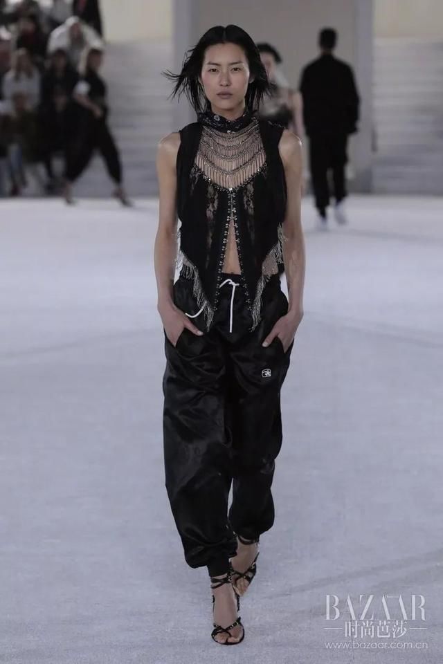 不骗你，刘雯衣橱里可能有180条牛仔裤!