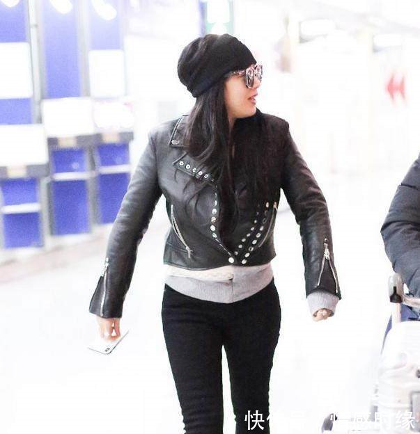 钟丽缇这身材太恨人了！皮衣完全扣不上扣子，难怪张伦硕无法自拔