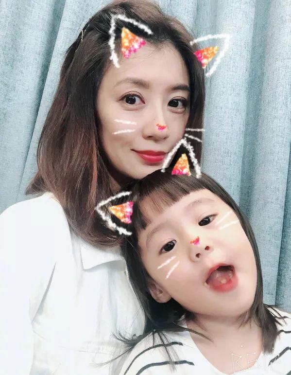 不信｜42岁贾静雯颜值有Bug了？原来这个地方有道纹真的会显老