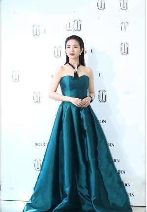 林依晨比许晴小了14岁,但同穿墨绿色裙时,网友:这次真的是输了