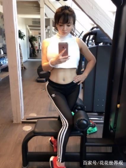 曾经的微胖界性感女神，其中一人肚子上的脐环更惹人注意