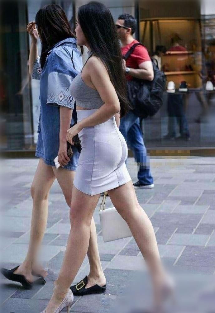 街拍:图1李宇春的安全裤比短裤还长!图4黑丝袜美女的长腿真细!