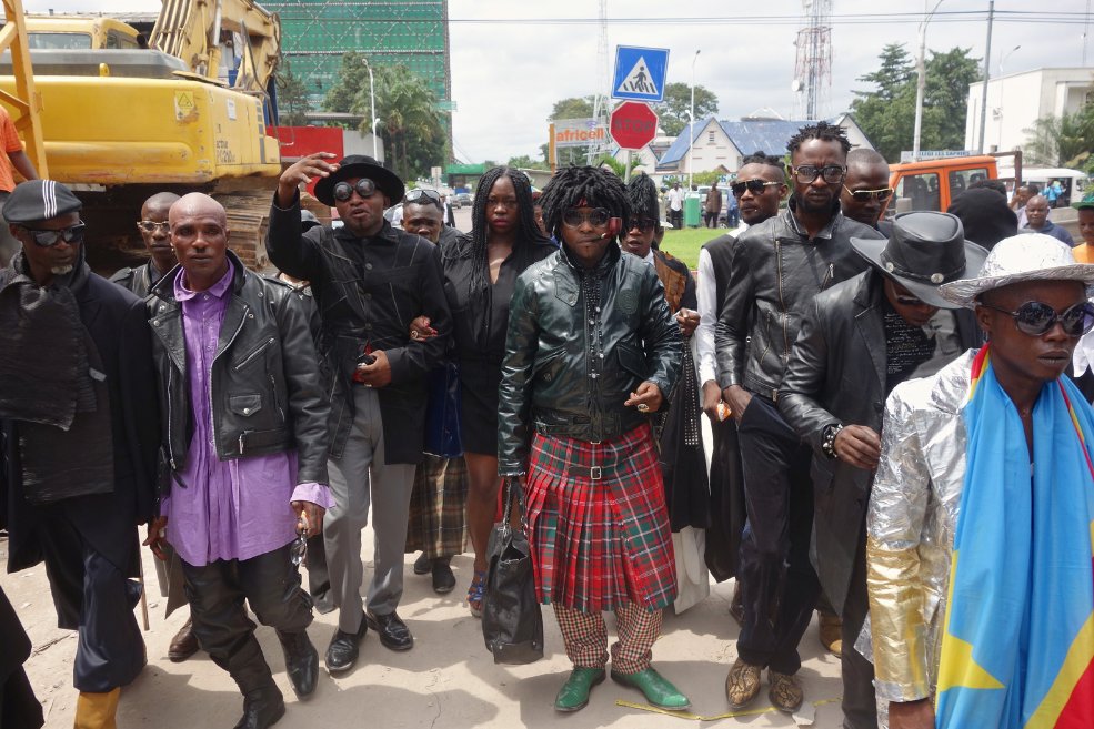 直击刚果金的“伪富少”，白天炫耀时尚装扮，晚上住贫民窟