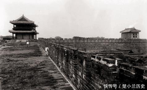 100年前成都蜀王府老照片, 每一张都让人心痛, 图8是高大的城墙