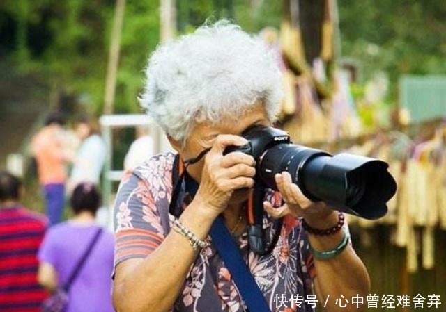  硬撑@一个笑领退休金，一个硬撑去种地，养老双标准，农民的苦谁