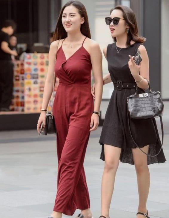 「 美女」一件条纹一字肩配黑色紧身裤,青春靓丽美,街拍:一笑千金的美女