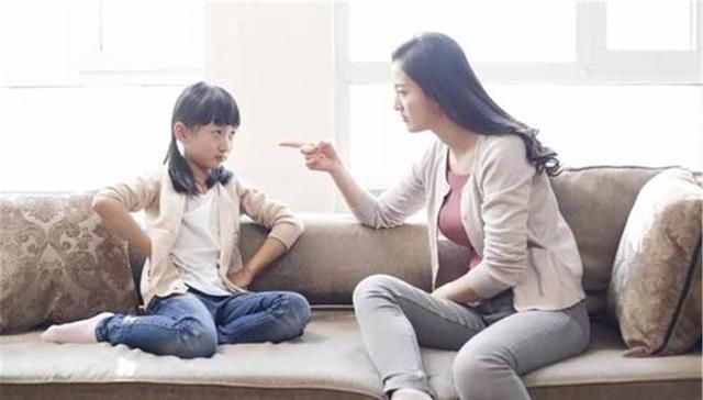 『长头发』舅舅做客后要走，小外甥女抓住大金项链不撒手：人走可以项链留下