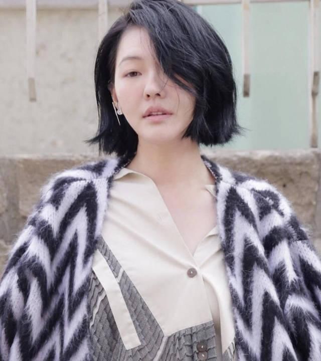  『长款外套』小S穿衣搭配真胆大，不对称上衣外套配高筒靴时髦洋气，魅力十足